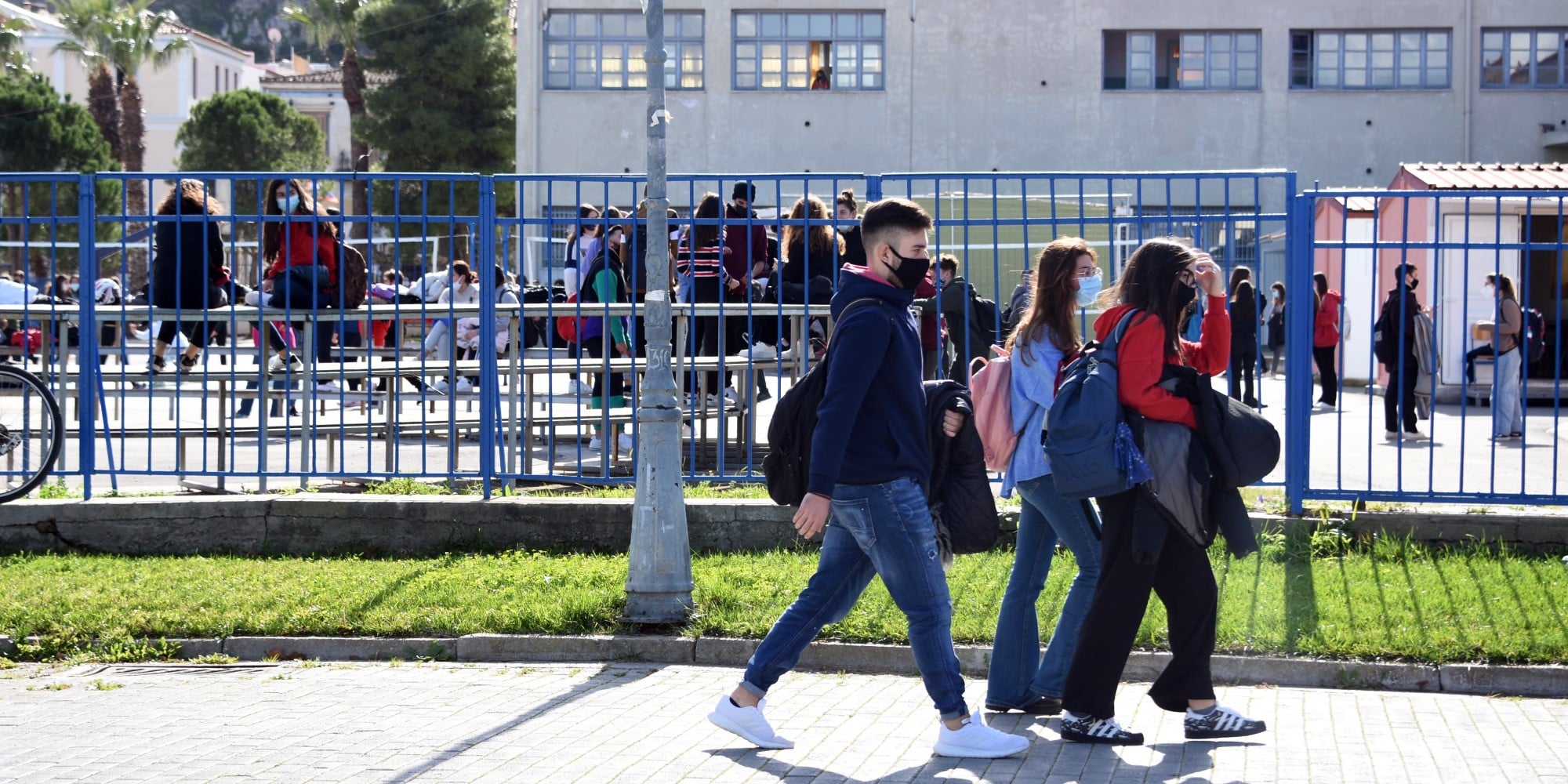 Μαθητές έξω από σχολείο