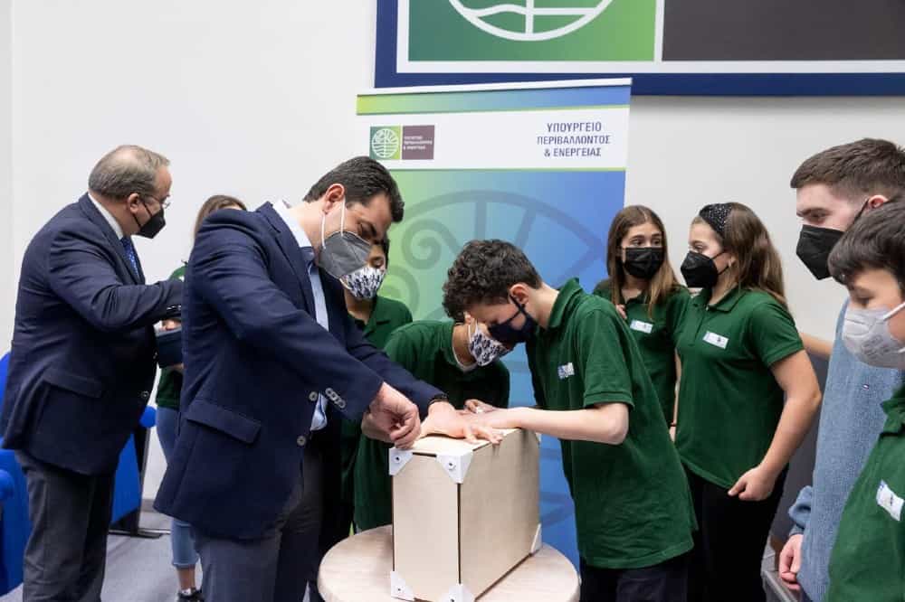 Ομάδα ρομποτικής δημοτικού σχολείου στη Βούλα εφηύρε ένα νέο τρόπο συσκευασίας προϊόντων
