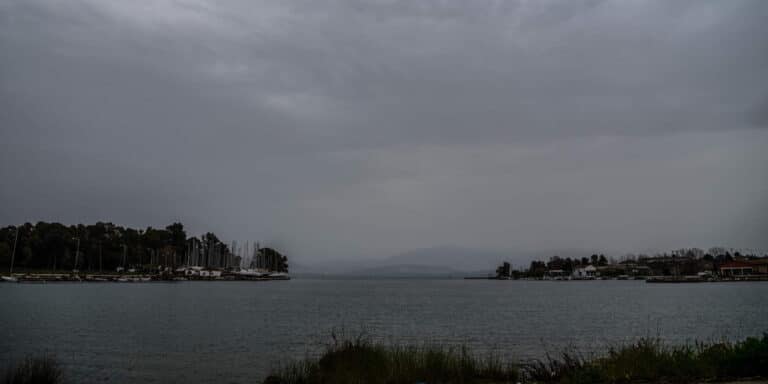Καιρός: Επιμένει η αφρικανική σκόνη και την Παρασκευή – 22 βαθμούς θα δείξει ο υδράργυρος