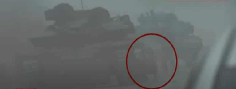 Βίντεο-σοκ: Η στιγμή που το ρωσικό τανκ σημαδεύει το ελληνικό κομβόι από τη Μαριούπολη