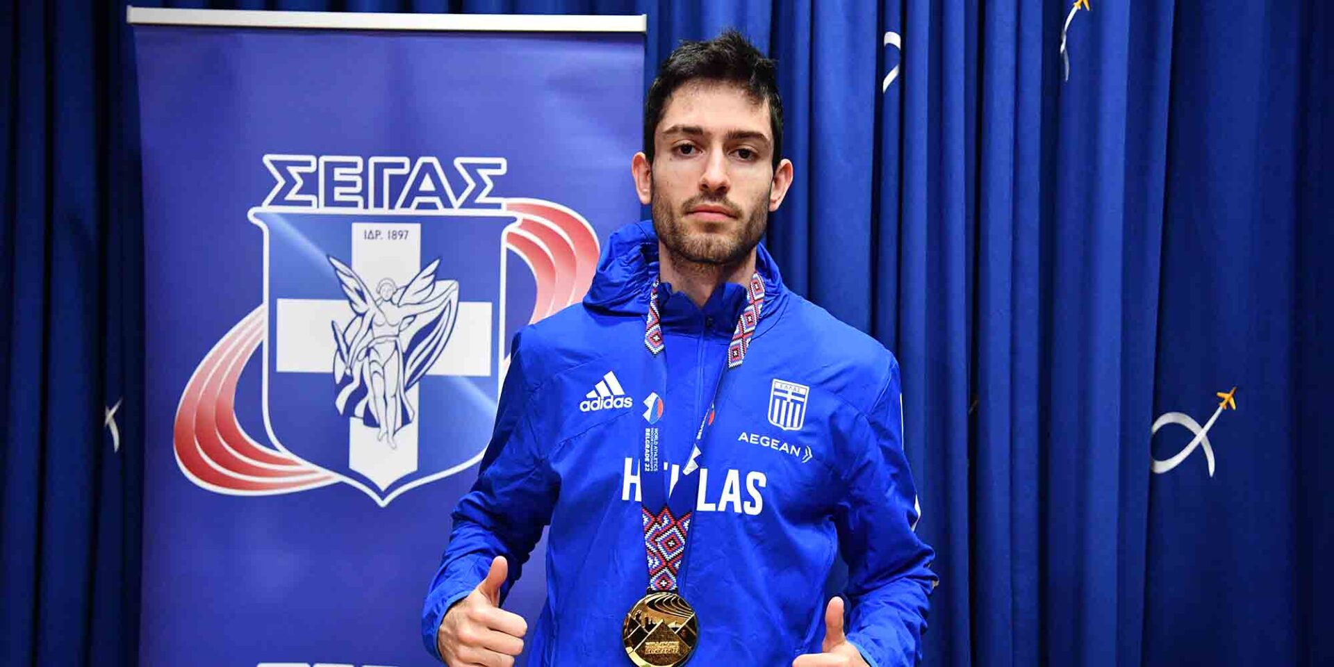 Ο Μίλτος Τεντόγλου με το χρυσό μετάλλιο