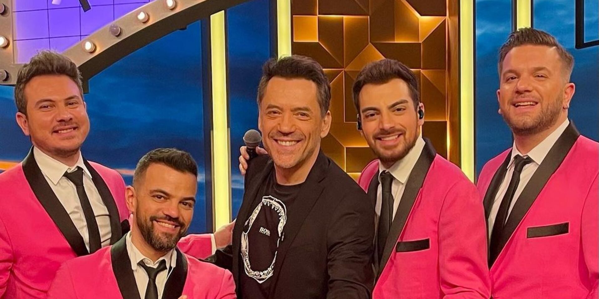 Ο τραγουδιστής Θάνος Καλλίρης στο «2night Show»