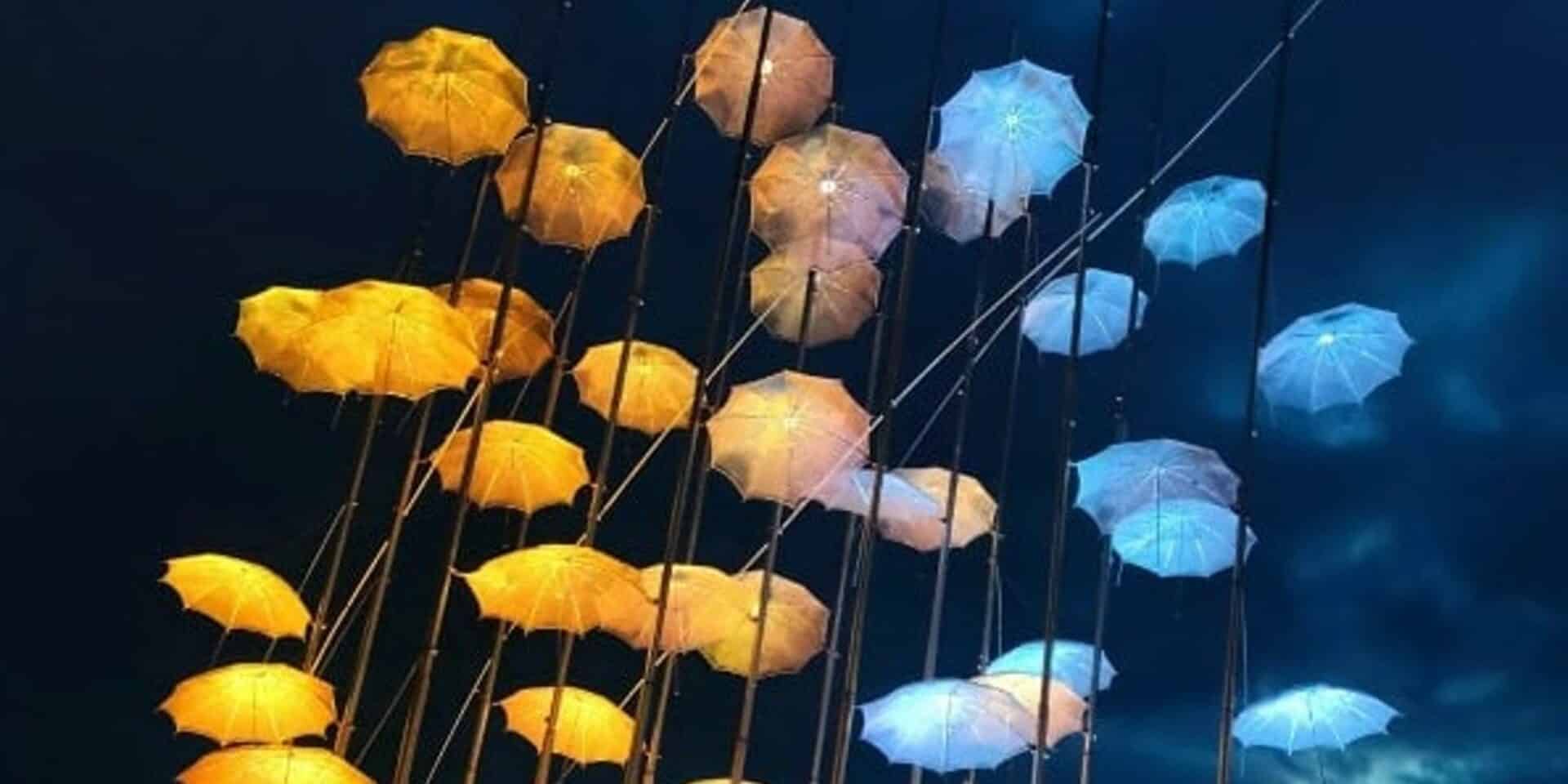 Οι φωτισμένες ομπρέλες στην παραλία Θεσσαλονίκης