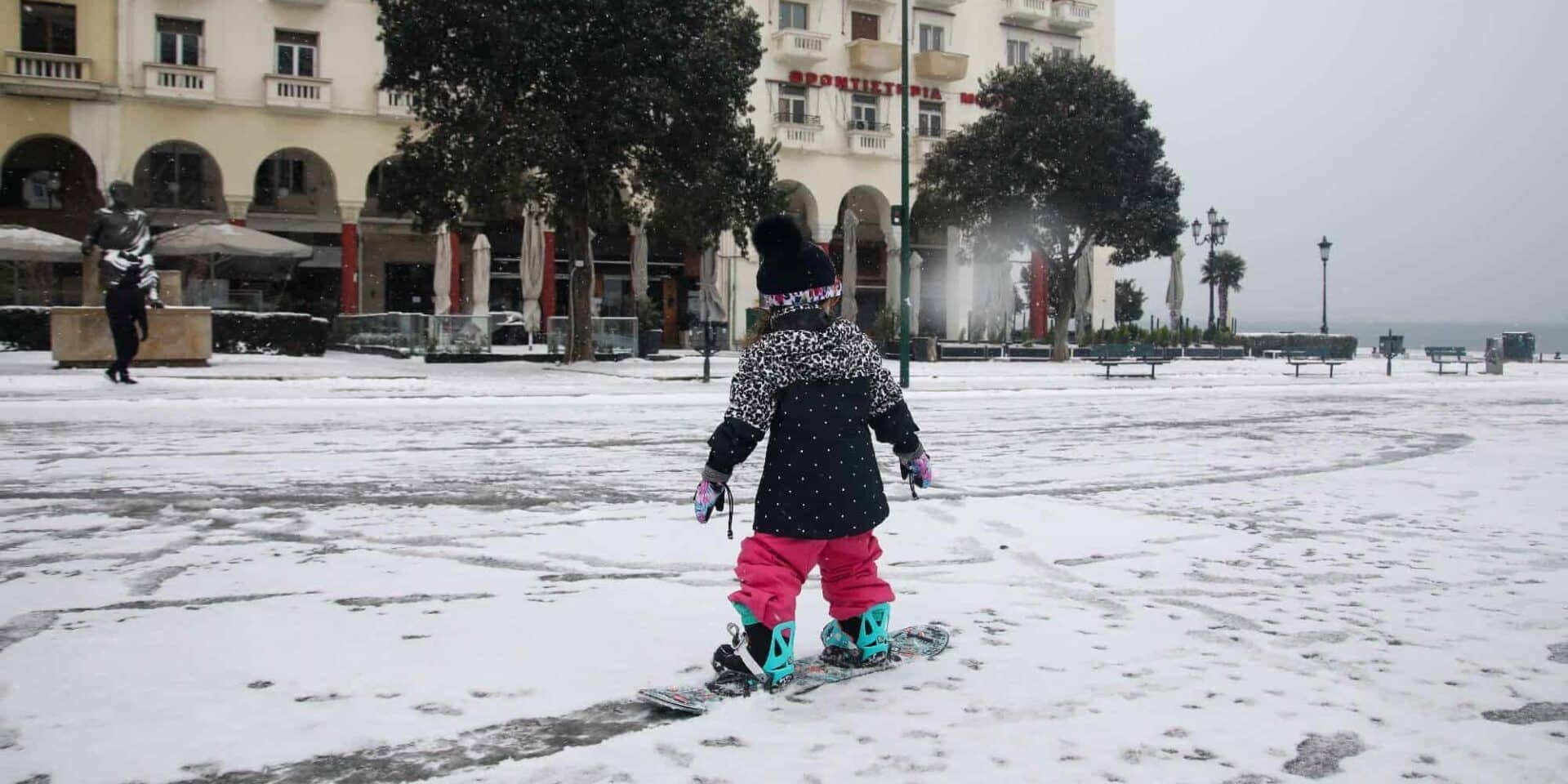 Ένα παιδάκι με χιονοπέδιλα στο κέντρο της Θεσσαλονίκης. Κρύος ο καιρός το Σαββατοκύριακο