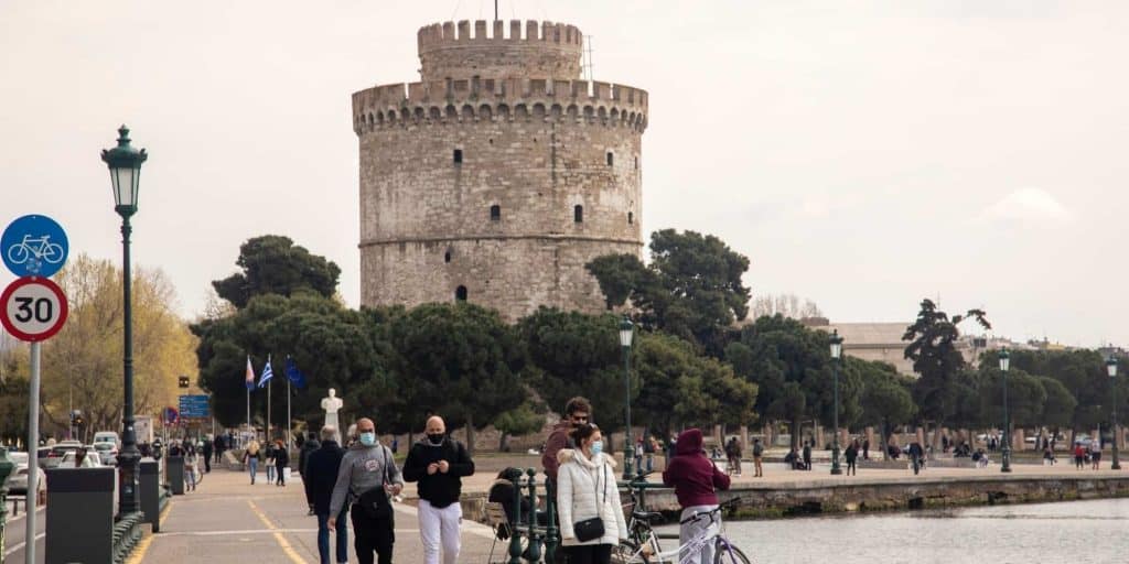 Πολίτες περπατούν στον Λευκό Πύργο στην Θεσσαλονίκη