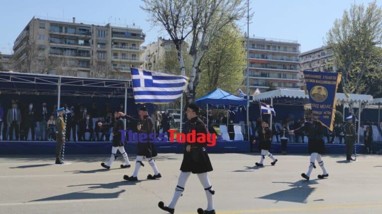 25η Μαρτίου: Απόγονοι Μακεδονομάχων τραγούδησαν το «Μακεδονία Ξακουστή» στη παρέλαση της Θεσσαλονίκης