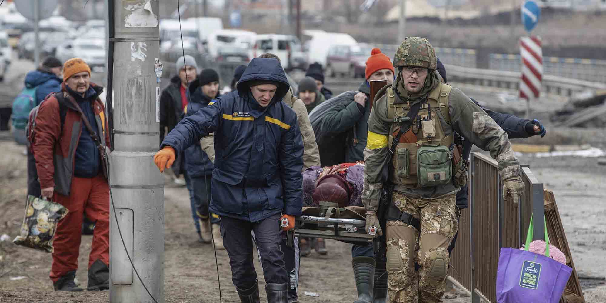 Μεταφορά τραυματιών στην Ουκρανία μετά από επίθεση των Ρώσων