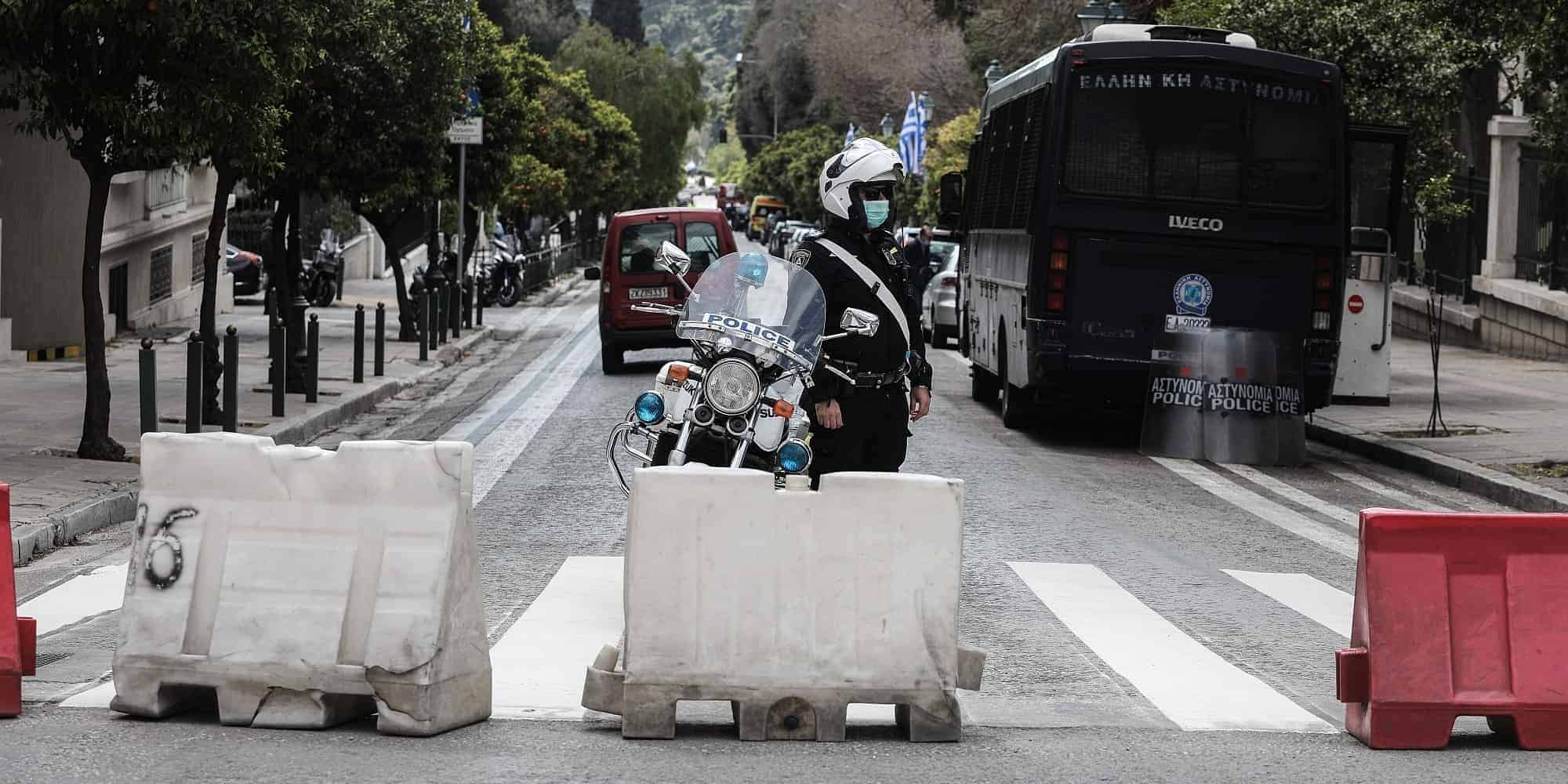 Τροχονόμος και κλούβα της αστυνομίας στο κέντρο της Αθήνας
