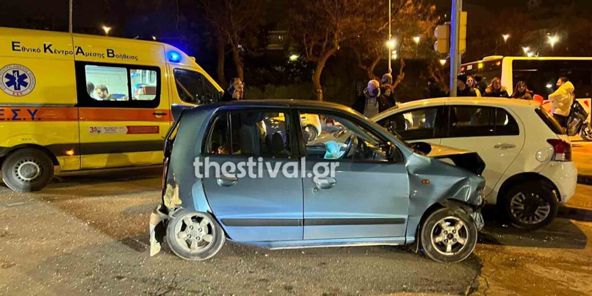 Ένα από τα αυτοκίνητα που παρέσυρε το λεωφορείο στη Θεσσαλονίκη