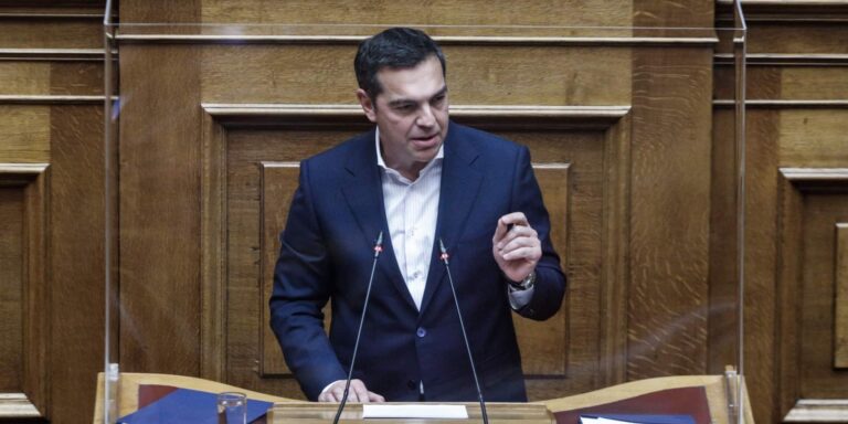Τσίπρας: «Τι περιμένετε για να φορολογήσετε υπερκέρδη 1,4 δισ. ευρώ; Να γονατίσουν νοικοκυριά και επιχειρήσεις;»