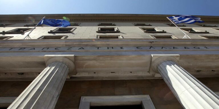 Τράπεζα της Ελλάδος: Συρρικνώθηκαν οι καταθέσεις, αυξήθηκαν τα δάνεια τον Φλεβάρη