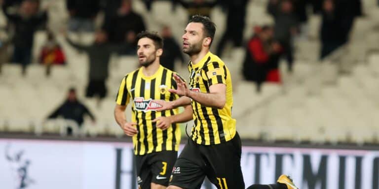 Super League: Η ΑΕΚ κέρδισε 2-1 τον Αστέρα Τρίπολης και τον άφησε εκτός πλέι οφ