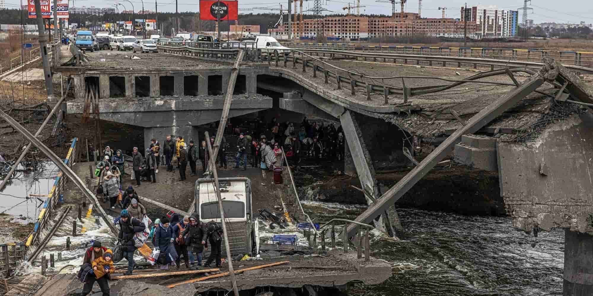 Ουκρανοί προσπαθούν να περάσουν από την κατεστραμμένη γέφυρα
