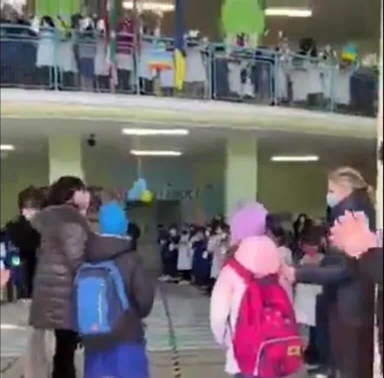 Συγκινητικό viral: Μαθητές στην Ιταλία υποδέχονται με χειροκροτήματα προσφυγόπουλα από την Ουκρανία (βίντεο)