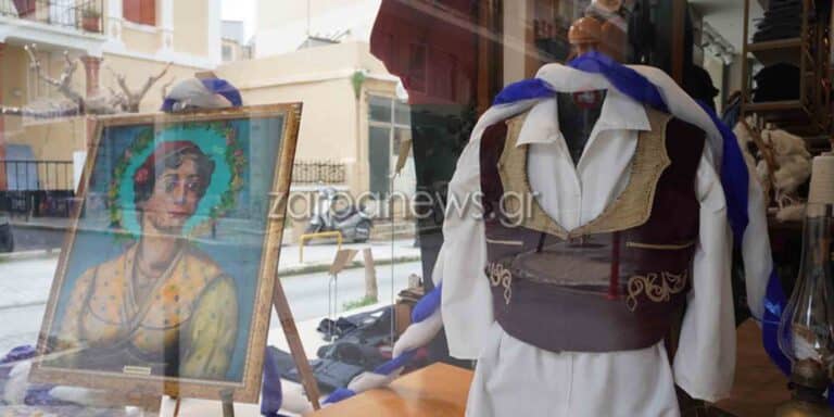 Χανιά: Έντυσε τη βιτρίνα του με ήρωες της Επανάστασης του 1821 – Το εντυπωσιακό έγγραφο της Φιλικής Εταιρείας (εικόνες & βίντεο)