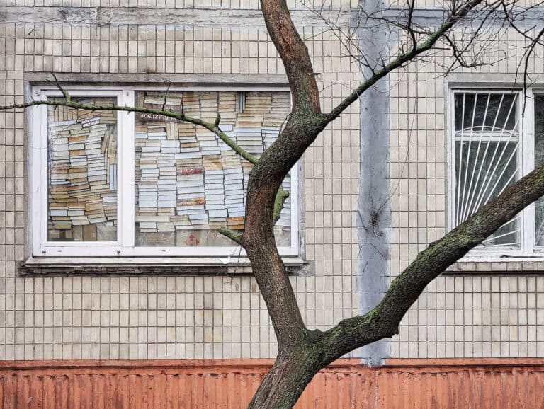 Τα βιβλία ως ασπίδα κατά του πολέμου: Η συγκλονιστική φωτογραφία από το Κίεβο που κάνει τον γύρο του Διαδικτύου