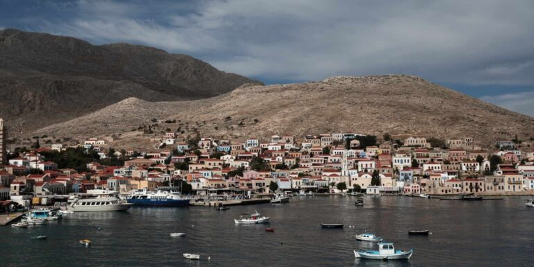 Το Μαξίμου έστειλε στη Χάλκη σύγχρονο μηχάνημα ανέλκυσης αλιευτικών σκαφών