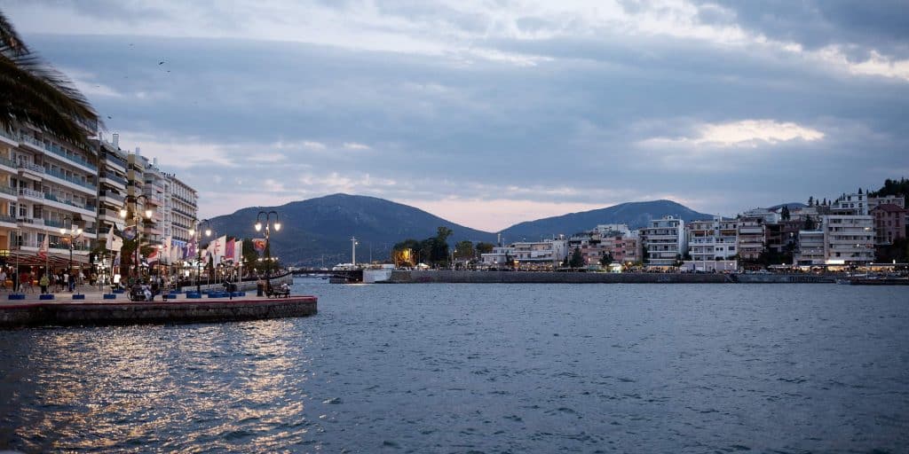 Εικόνα από το παραθαλάσσιο μέτωπο της πόλης, στη Χαλκίδα