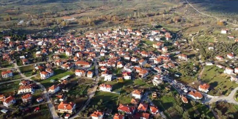 Χαλκιδική: Μαγεύουν οι εικόνες από το «μπαλκόνι» της Σιθωνίας – Ο οικισμός Μεταγκίτσι, χτισμένος στα χαλάσματα αρχαίας πόλης (βίντεο)