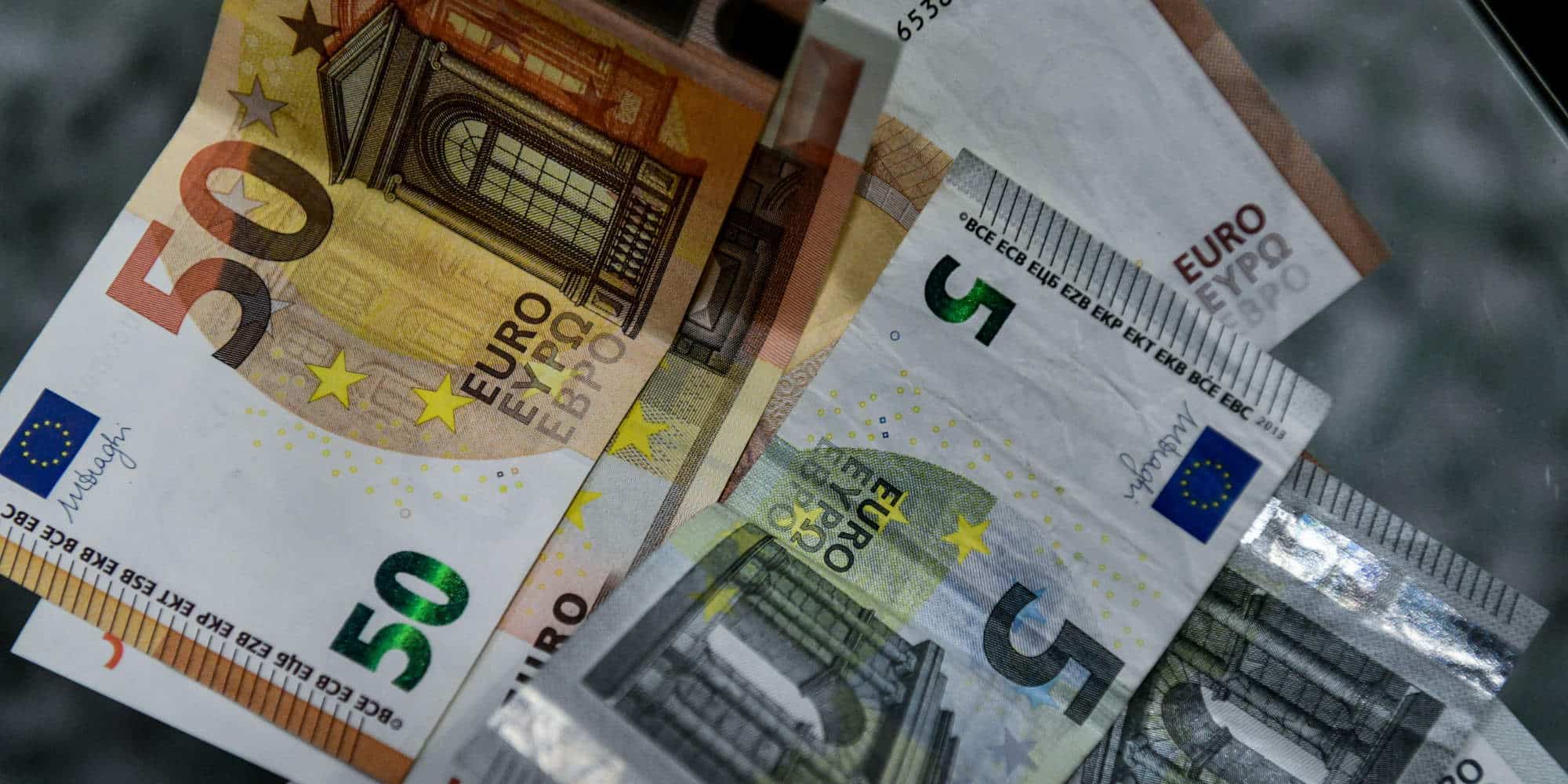 Χαρτονομίσματα των 5 και των 50 ευρώ
