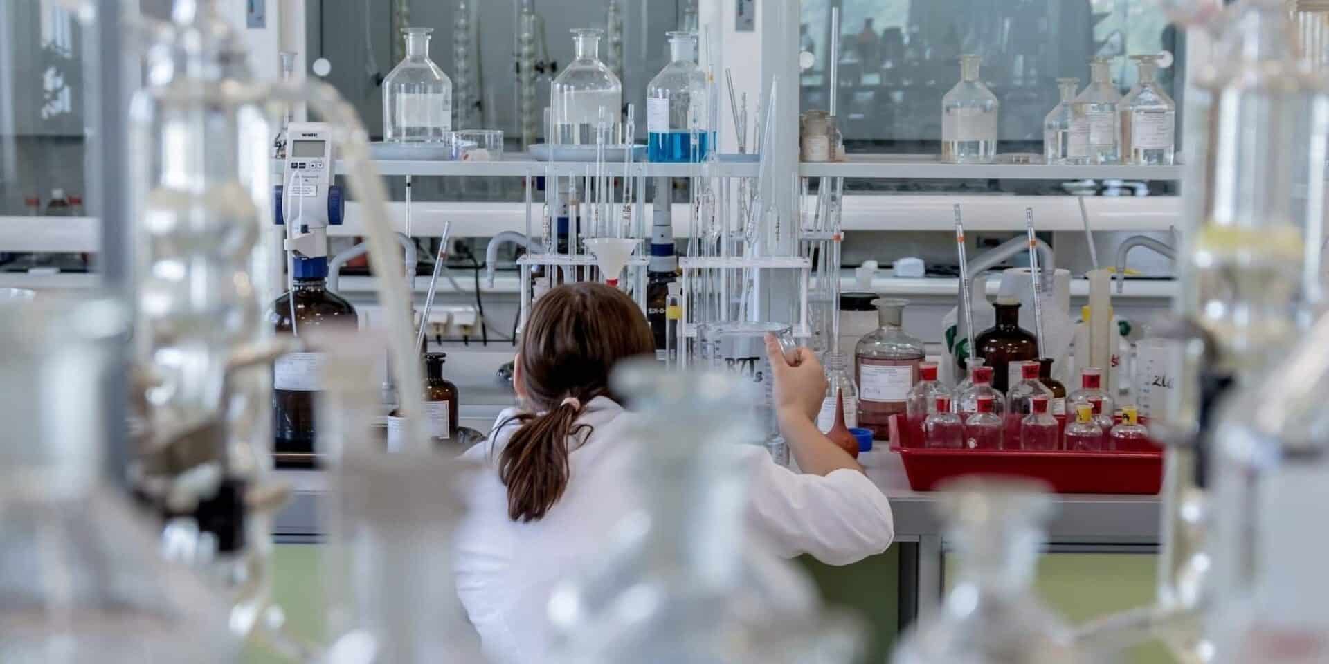 Γυναίκα κάνει έρευνα σε χημείο / Φωτογραφία: Pixabay