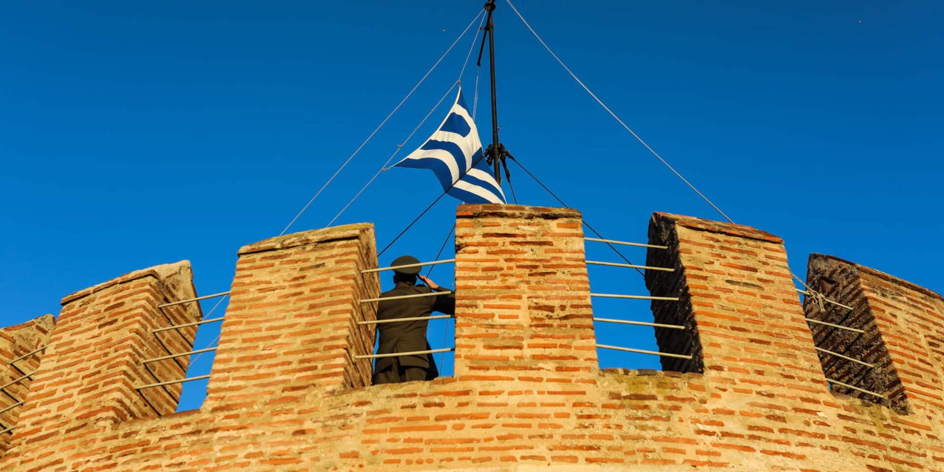 Υποστήλωση σημαίας στο Λευκό Πύργο στη Θεσσαλονίκη