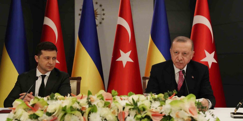 Ο πρόεδρος της Ουκρανίας, Βολοντίμιρ Ζελένσκι, μαζί με τον πρόεδρο της Τουρκίας Ρετζέπ Ταγίπ Ερντογάν