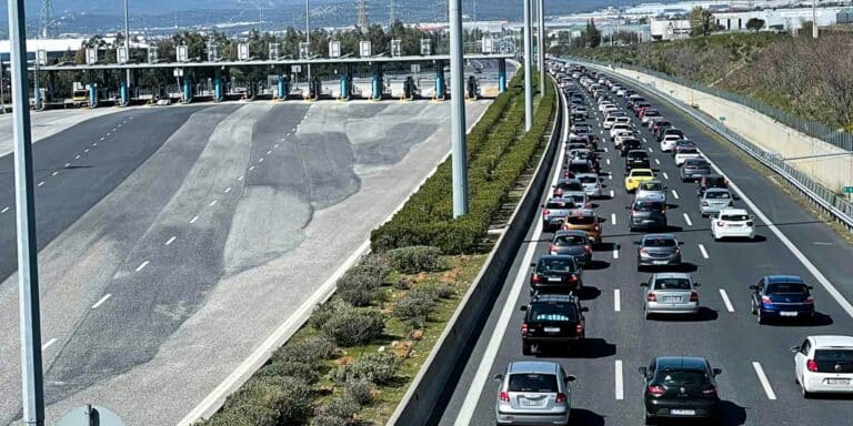 Κίνηση: Ουρές οχημάτων στον Κηφισό στο ρεύμα προς Πειραιά, λόγω καραμπόλας