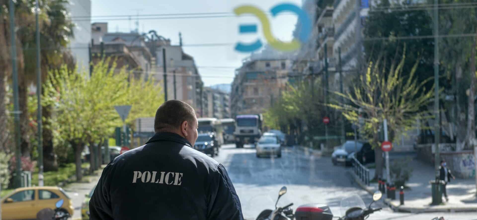 Αστυνομικός σε σταθμό του τρένου