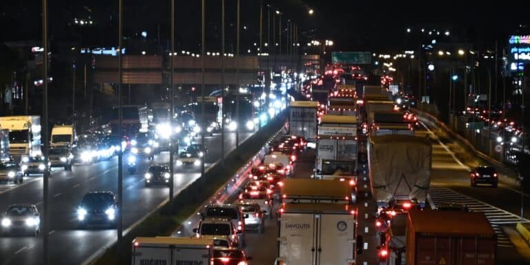 Απαγόρευση κυκλοφορίας φορτηγών άνω των 3,5 τόνων για Πέμπτη και Παρασκευή – Ποια εξαιρούνται