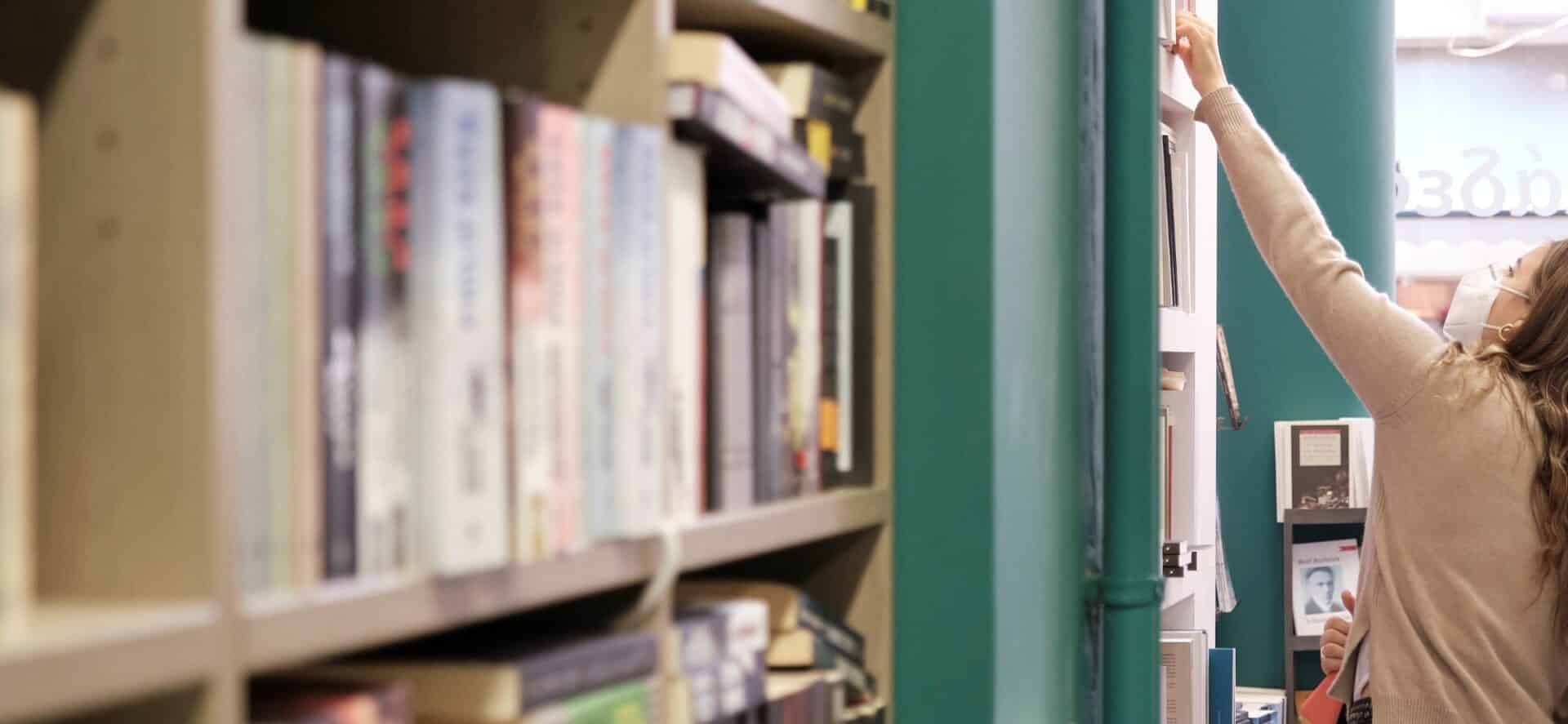 Γυναίκα σε βιβλιοπωλείο