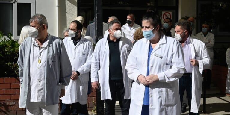 Παράταση παίρνει ο υποχρεωτικός εμβολιασμός έως τις 31 Δεκεμβρίου των εργαζομένων σε δομές υγείας