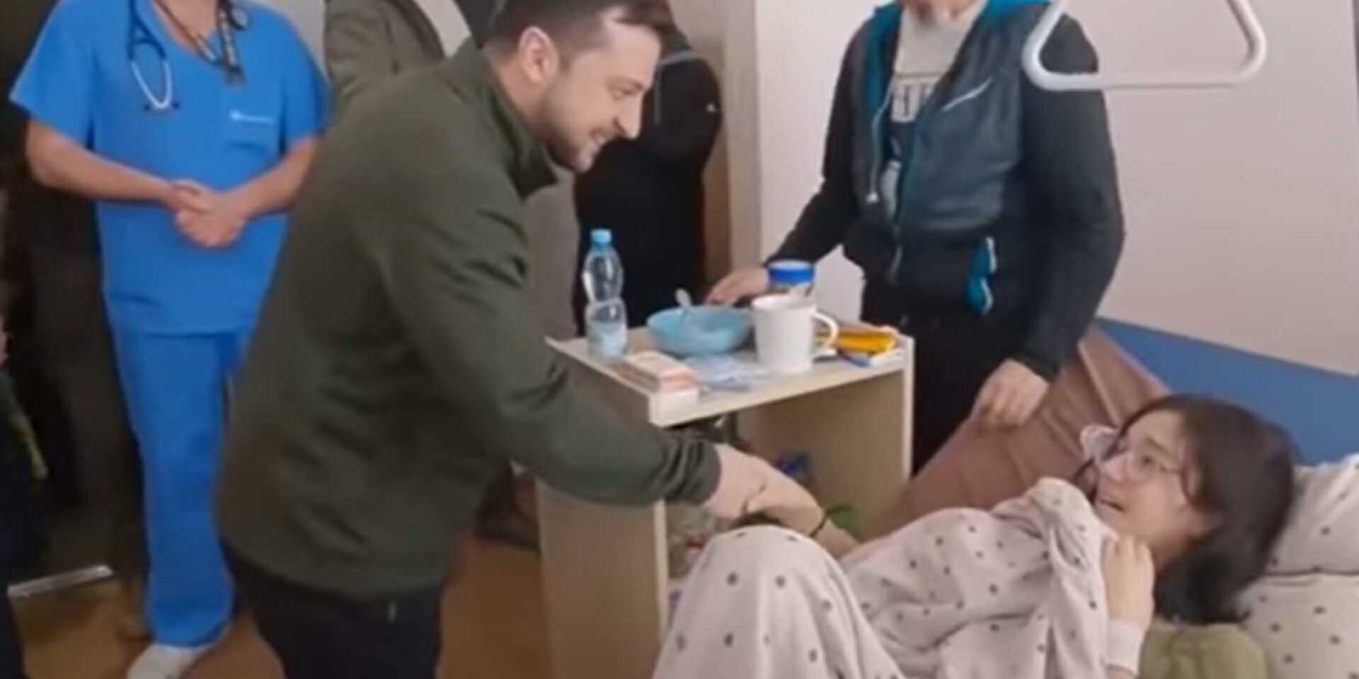 Ο Ουκρανός πρόεδρος, Βολοντίμιρ Ζελέσνκι στο νοσοκομείο του Κιέβου