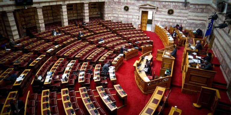 Ψηφίστηκε το πολυνομοσχέδιο με τις ρυθμίσεις για την εθνική σύνταξη των ομογενών, τους δασωμένους αγρούς και την ευθύνη του Τύπου