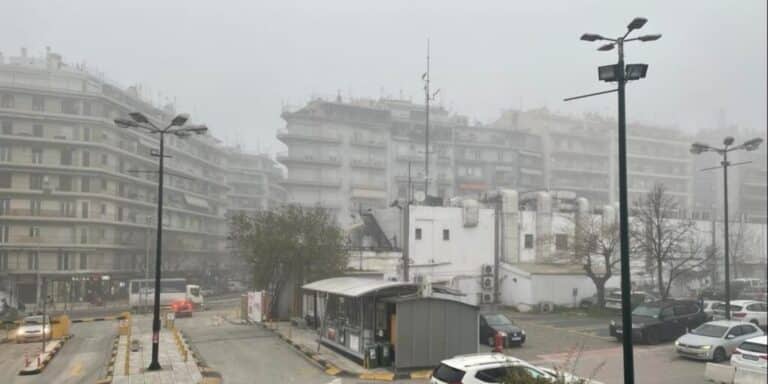 Πυκνή ομίχλη «σκέπασε» τη Θεσσαλονίκη (εικόνες)