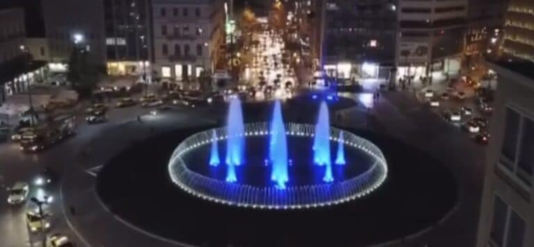 Στα γαλανόλευκα φωτίστηκε το συντριβάνι στην Ομόνοια για την 25η Μαρτίου – Το μήνυμα του Μπακογιάννη
