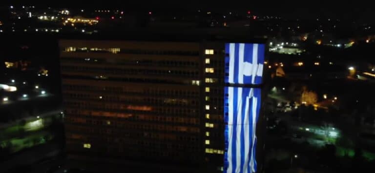 Μια τεράστια γαλανόλευκη σημαία «έντυσε» το υπουργείο Προστασίας του Πολίτη στην Κατεχάκη (βίντεο)