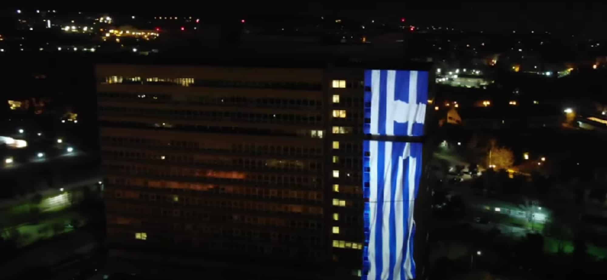 Η ελληνική σημαία στο υπουργείο Προστασίας του Πολίτη