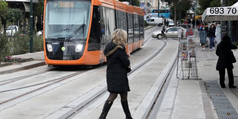 Τροποποιήσεις στα δρομολόγια του τραμ την Κυριακή, λόγω ημιμαραθωνίου