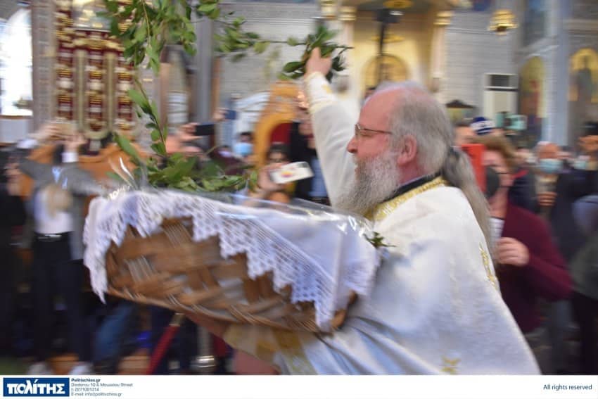 1340ee415b434f62f8d82c5699ede7cd - Ο «ιπτάμενος» ιερέας της Χίου έκανε την πρώτη Ανάσταση (εικόνες & βίντεο)