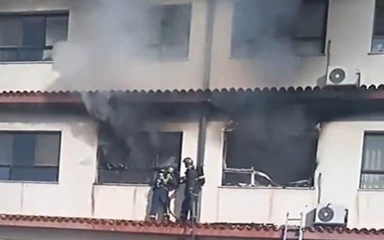 Ένας νεκρός από τη μεγάλη φωτιά στο νοσοκομείο «Παπανικολάου» στη Θεσσαλονίκη – Φόβοι για εγκλωβισμένους (εικόνες & βίντεο)