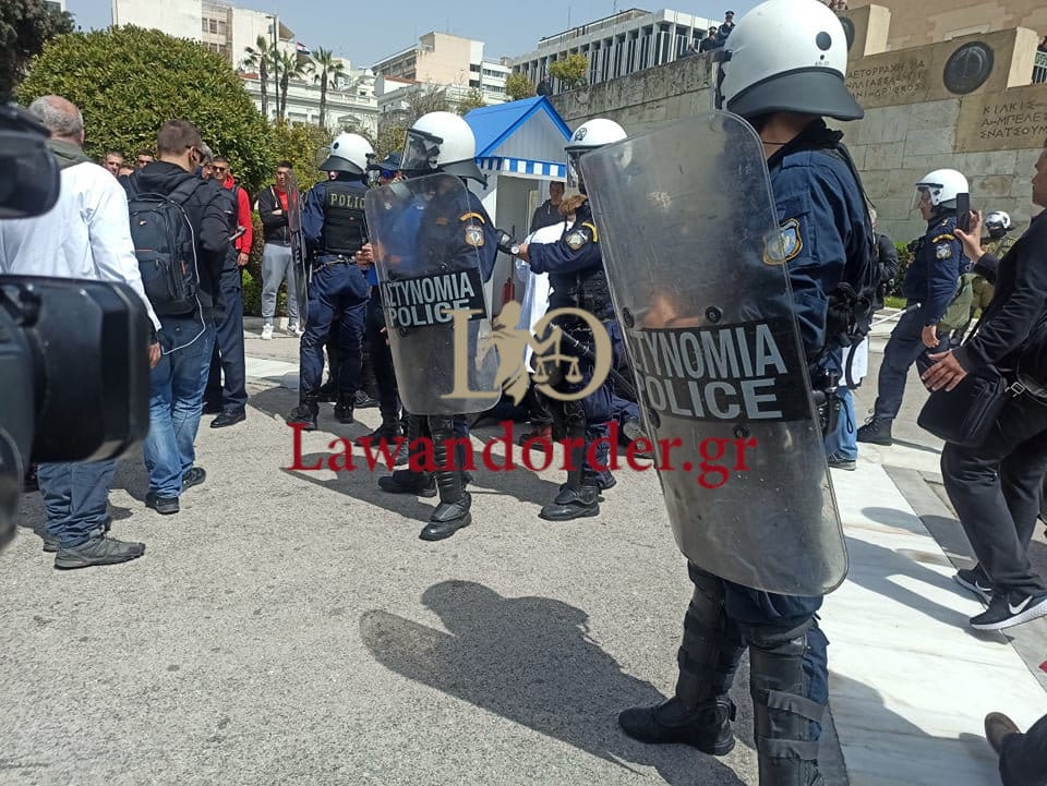 Κατέρρευσε αστυνομικός στο μνημείο του Αγνώστου Στρατιώτη