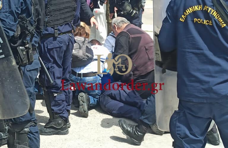 Κατέρρευσε αστυνομικός στο μνημείο του Αγνώστου Στρατιώτη (εικόνες & βίντεο)
