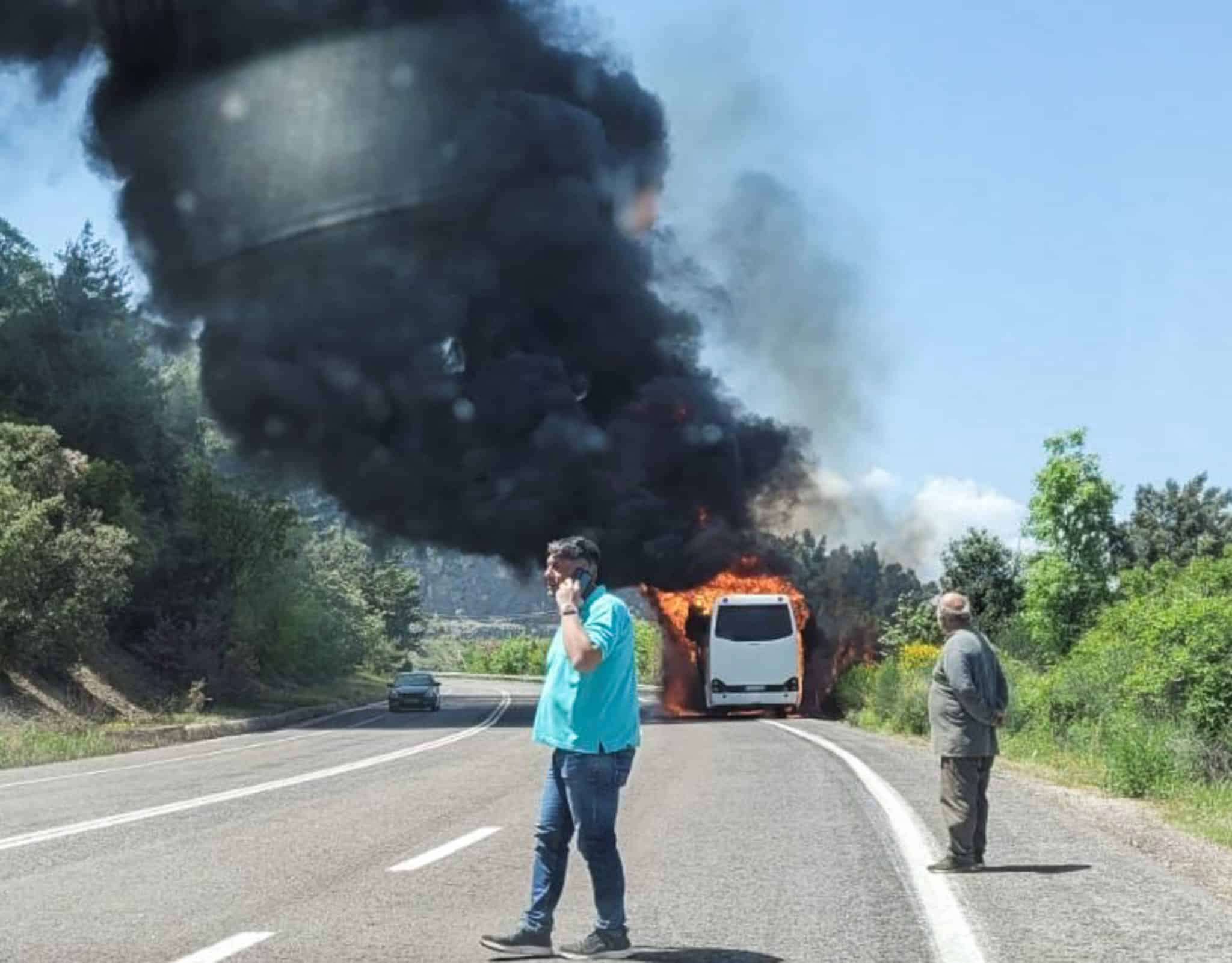 Φωτιά σε τουριστικό λεωφορείο στο Μπράλο - Επέβαιναν 33 πρόσκοποι (εικόνα & βίντεο)