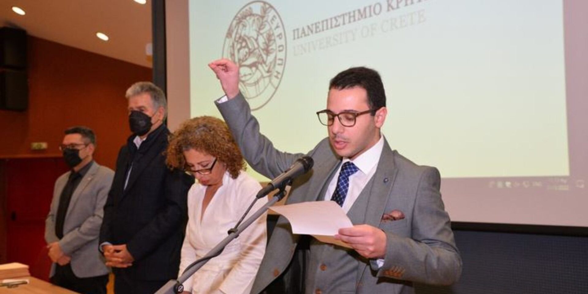 Ο Αντώνης Σαρίκας, διαβάζει πρώτος τον όρκο της σχολής, ως είθισται για τους αριστούχους - πρωτεύσαντες