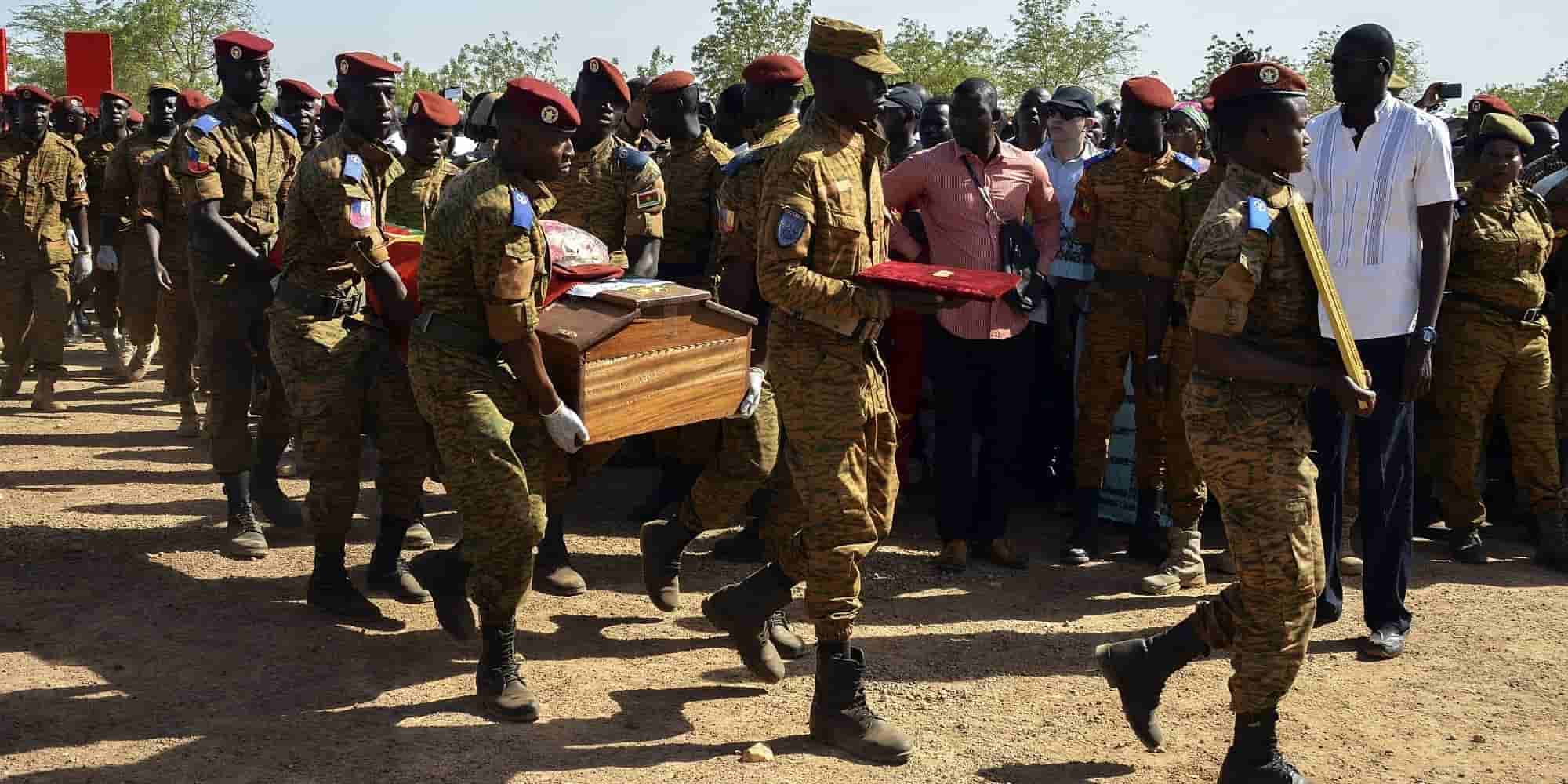Στρατιωτικοί μεταφέρουν το φέρετρο ενός στρατιωτικού θύματος ύποπτης τρομοκρατικής επίθεσης στην Μπουρκίνα Φάσο