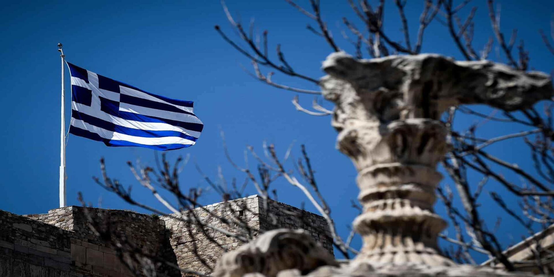 Ελληνική σημαία στον βράχο της Ακρόπολης
