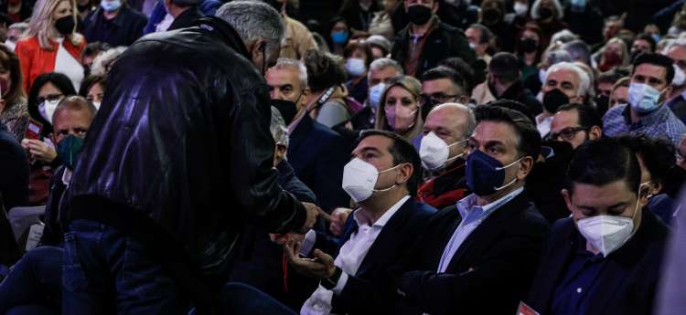 Eykleidis tsakalotos alexis tsipras skoyrletis syriza2 17 4 2022 - Ένταση στο συνέδριο του ΣΥΡΙΖΑ: Αποχώρησε η τάση «Ομπρέλα» - Σε ρόλο «πυροσβέστη» ο Τσίπρας  