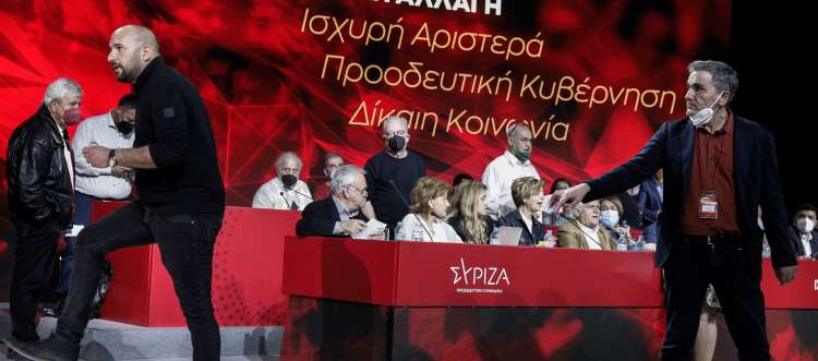 Eykleidis tsakalotos alexis tsipras skoyrletis syriza6 17 4 2022 - Ένταση στο συνέδριο του ΣΥΡΙΖΑ: Αποχώρησε η τάση «Ομπρέλα» - Σε ρόλο «πυροσβέστη» ο Τσίπρας  