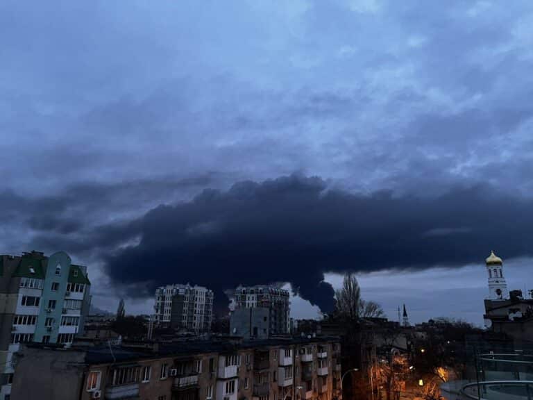 Ουκρανία: 7 νεκροί από βομβαρδισμούς στο Χάρκοβο – Εκρήξεις σε Χερσώνα, Τερνόπιλ, Οδησσό (εικόνες & βίντεο)
